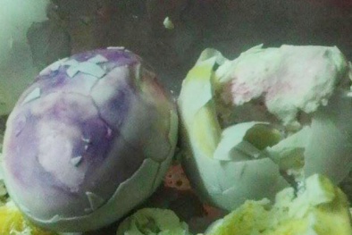 Sốc: Trứng gà luộc đổi màu tím ngắt, nghi trứng giả từ Trung Quốc